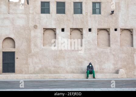 Dubai, Émirats Arabes Unis ARB, 12 février 2021 : homme avec masque facial se reposant dans le quartier historique de Shindagha à Dubaï pendant la pandémie de COVID Banque D'Images