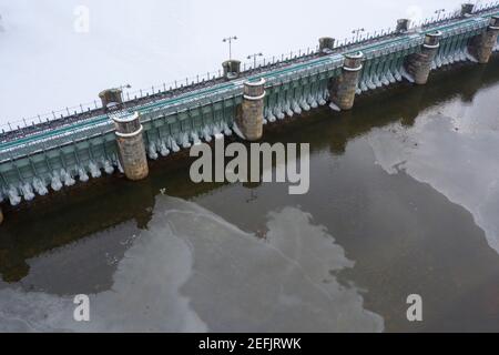 L'Allemagne, Saxe-Anhalt, Pretzien, classée Pretzien weir, le plus grand weir d'Europe quand il a été achevé en 1875, protège aujourd'hui les villes de Magdebu Banque D'Images