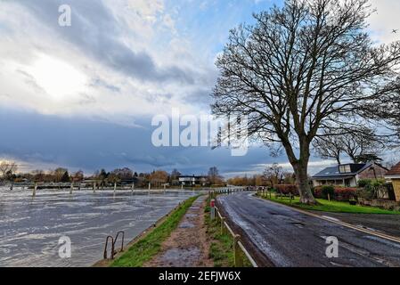 La Tamise en pleine inondation après de fortes pluies, Shepperton enlock Surrey Angleterre Royaume-Uni Banque D'Images