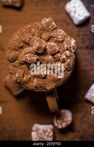 chocolat chaud cacao avec guimauves dans un beau bol Banque D'Images