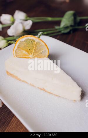 Tarte à la meringue au citron avec une tasse de café sur bois blanc arrière-plan Banque D'Images