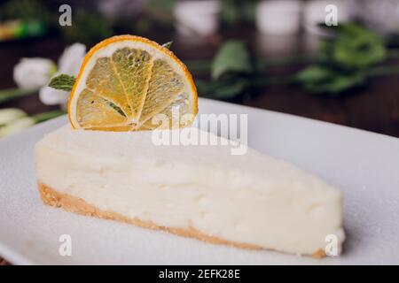 Tarte à la meringue au citron avec une tasse de café sur bois blanc arrière-plan Banque D'Images