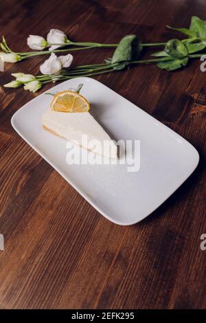 Tarte à la meringue au citron avec une tasse de café sur bois blanc arrière-plan Banque D'Images