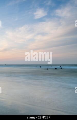 Épave sur une plage à marée basse Banque D'Images