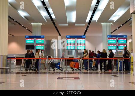 Passagers à l'intérieur du terminal 3 de l'aéroport international de Dubaï Banque D'Images