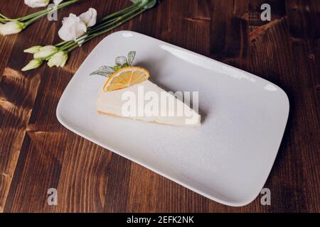 Tarte à la meringue au citron avec une tasse de café sur bois blanc arrière-plan Banque D'Images
