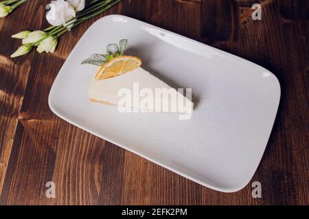Tarte à la meringue au citron avec une tasse de café sur bois blanc arrière-plan Banque D'Images