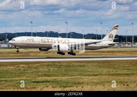 Etihad Airways Boeing 777-300ER A6-ETK avion passager arrivée et atterrissage À l'aéroport de Munich Banque D'Images