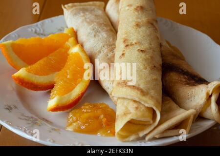 Crêpes à la confiture d'orange et aux oranges - fond en bois Banque D'Images