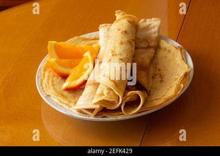 Crêpes à la confiture d'orange et aux oranges - fond en bois Banque D'Images