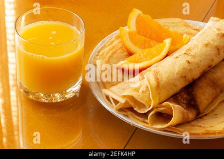 Crêpes à la confiture d'orange et aux oranges - fond en bois Banque D'Images