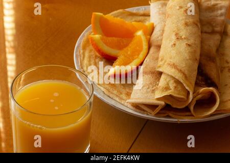 Crêpes à la confiture d'orange et aux oranges - fond en bois Banque D'Images