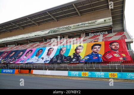 WeRaceAsOne bannière avec des portraits de pilotes sur la tribune droite principale pour lutter pour l'égalité pendant la Formule 1 Aramco Gran Premio de Espana 2020, Grand Prix d'Espagne, du 14 au 16 août 2020 sur le circuit de Barcelone-Catalunya, à Montmelo, près de Barcelone, Espagne - photo Florent Gooden / DPPI Banque D'Images