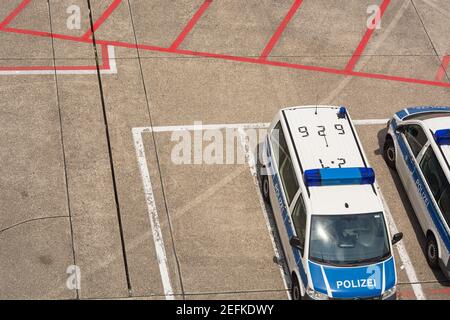 DÜSSELDORF, NRW, ALLEMAGNE - 18 JUIN 2019 : vue de dessus des véhicules VW-Buse de la police fédérale à l'aéroport Banque D'Images