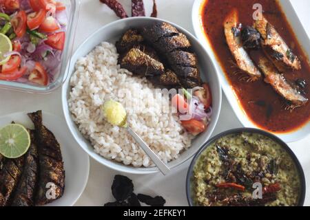 Plats au Kerala avec riz rouge, curry de sardines, friture de sardine et curry de gramme vert à base de noix de coco. Tous préparés dans le style traditionnel du kerala Banque D'Images