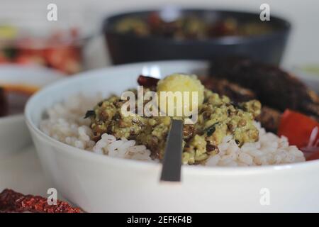 Plats au Kerala avec riz rouge, curry de sardines, friture de sardine et curry de gramme vert à base de noix de coco. Tous préparés dans le style traditionnel du kerala Banque D'Images