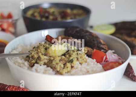Plats au Kerala avec riz rouge, curry de sardines, friture de sardine et curry de gramme vert à base de noix de coco. Tous préparés dans le style traditionnel du kerala Banque D'Images