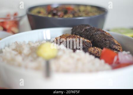 Plats au Kerala avec riz rouge, curry de sardines, friture de sardine et curry de gramme vert à base de noix de coco. Tous préparés dans le style traditionnel du kerala Banque D'Images