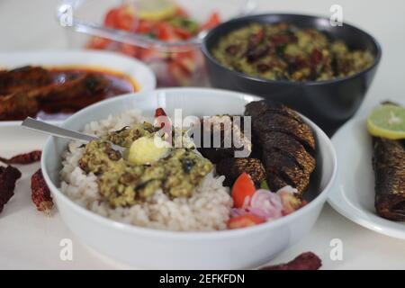 Plats au Kerala avec riz rouge, curry de sardines, friture de sardine et curry de gramme vert à base de noix de coco. Tous préparés dans le style traditionnel du kerala Banque D'Images