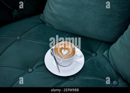 Tasse à café avec motif coeur sur le canapé Banque D'Images