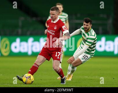 Jonathan Hayes d'Aberdeen (à gauche) et Albian Ajeti du Celtic se battent pour le ballon lors du match Scottish Premiership au Celtic Park, Glasgow. Date de la photo: Mercredi 17 février 2021. Banque D'Images