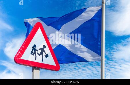 Retour à l'école l'éducation écossaise, concept de garde d'enfants : panneau de l'école et drapeau de l'Écosse contre ciel bleu. Banque D'Images