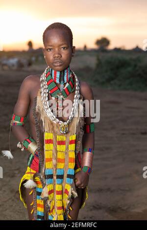 Portrait de la femme Hamer au lever du soleil: Femme Hamer dans un champ où le bétail de la tribu se trèze. Étant principalement pasteurs, le Hamer, ou Hamar groupe pr Banque D'Images