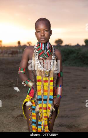 Portrait de la femme Hamer au lever du soleil: Femme Hamer dans un champ où le bétail de la tribu se trèze. Étant principalement pasteurs, le Hamer, ou Hamar groupe pr Banque D'Images