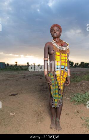 Portrait de la femme Hamer au lever du soleil : femme Hamer dans un champ où le bétail de la tribu se trèze. Étant principalement pasteurs, le Hamer, ou Hamar groupe pr Banque D'Images