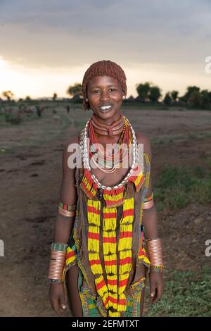 Portrait de la femme Hamer au lever du soleil : Portrait de la femme Hamer au lever du soleil : femme Hamer dans un champ où le bétail de la tribu se brout. Être principalement passe-temps Banque D'Images