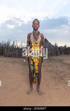 Portrait Hamer femme dans son village Banque D'Images