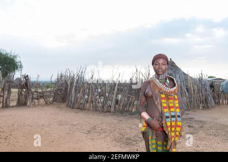 Portrait Hamer femme dans son village Banque D'Images