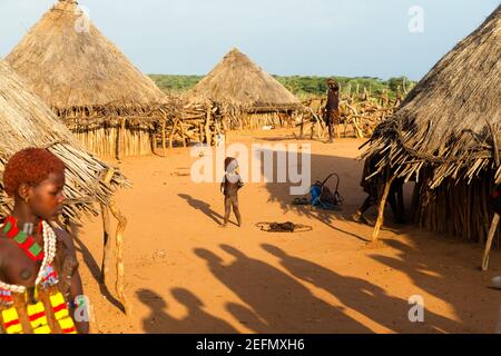 Portrait Hamer femmes et enfants dans leur village près de turmi Banque D'Images