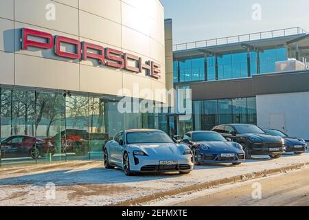 Nouvelle voiture de sport Porsche Taycan Turbo S et autre mogel 911 à côté d'un concessionnaire agréé, Porsche showroom. Russie, Saint-Pétersbourg, le 09 février 2021 Banque D'Images