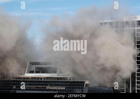 Atlantic City, New Jersey, États-Unis. 17 février 2021. L'entrée principale de la Trump Plaza est montrée lors de son implosion de la promenade à Atlantic City, New Jersey. L'implosion a duré environ 5 secondes. Crédit : Brian Branch Price/ZUMA Wire/Alay Live News Banque D'Images