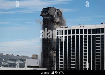 Atlantic City, New Jersey, États-Unis. 17 février 2021. L'entrée principale de la Trump Plaza est montrée lors de son implosion de la promenade à Atlantic City, New Jersey. L'implosion a duré environ 5 secondes. Crédit : Brian Branch Price/ZUMA Wire/Alay Live News Banque D'Images