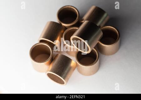 Paliers en bronze sur fond blanc, gros plan en studio avec mise au point sélective Banque D'Images