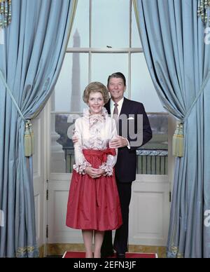 Portrait officiel du président Ronald Reagan et de Nancy Reagan dans la salle bleue. Banque D'Images