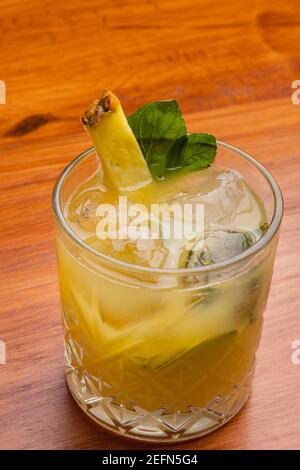 Mixologie des fruits avec garniture d'ananas sur la table en bois. Banque D'Images