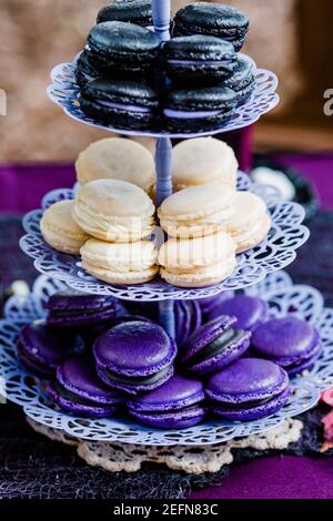 Macarons colorés sur un plateau de service dans des tons de bijoux pour Des desserts effrayants Banque D'Images