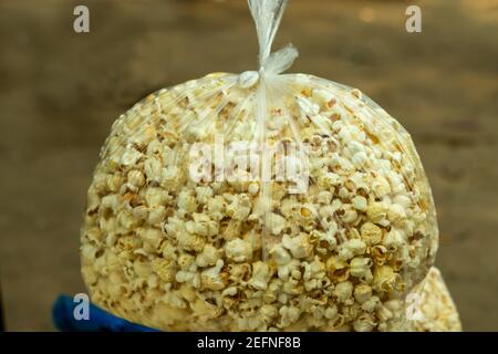 Le maïs soufflé dans un sac de polyéthylène qui est de maïs ou de maïs soufflé, de popcorns ou de pop-corn est une variété de grains de maïs Banque D'Images