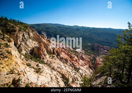 Vue depuis Hells Backbone Road, près d'Escalante et Boulder, comté de Garfield, Utah, États-Unis, lors d'une belle journée d'été. Banque D'Images