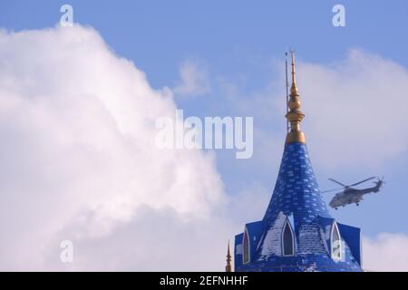 Vol en hélicoptère au-dessus de Blue Vintage Castle Tower Banque D'Images