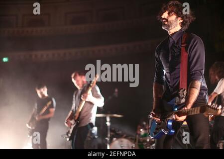 Munaf Rayani du groupe Texan post-rock explosions in the Sky Représentation en direct sur scène au Royal Albert Hall à Londres Banque D'Images