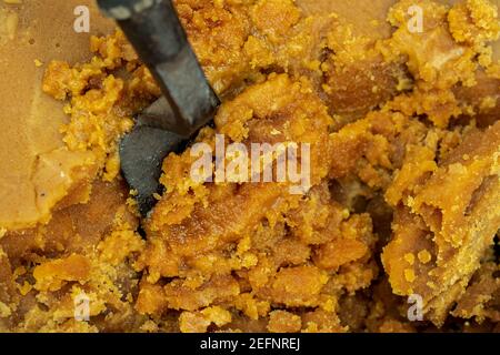 Sucre de canne entier non raffiné ou mélasse de canne à sucre et piles de Les bonbons crus colombiens Panela et Jaggery est un traditionnel non-centrifuge sucre de canne Banque D'Images