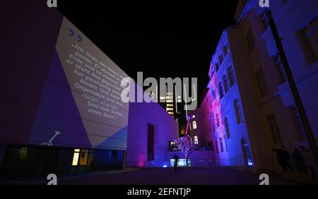 17 février 2021, Hessen, Francfort-sur-le-main : une installation légère sera projetée sur la façade du Musée juif et sur la sculpture arborée sur la piste. Le Musée juif de Francfort présentera une installation interactive de lumière et de son sur sa piste à partir du 18 février. Les projections peuvent être vues quotidiennement entre 7 et 10 heures autour de la sculpture créée spécialement pour la place, intitulée 'United', qui se compose de deux arbres en fonte d'aluminium, dont l'un atteint dans le ciel avec ses racines. Photo: Arne Dedert/dpa Banque D'Images