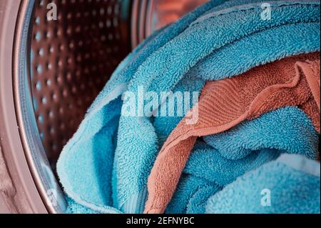 gros plan de serviettes bleues et brunes dans un lavage machine Banque D'Images