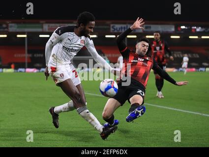 Matthew Olosunde (à gauche) de Rotherham United et Diego Rico de l'AFC Bournemouth se battent pour le ballon lors du match du championnat Sky Bet au stade Vitality, à Bournemouth. Date de la photo: Mercredi 17 février 2021. Banque D'Images