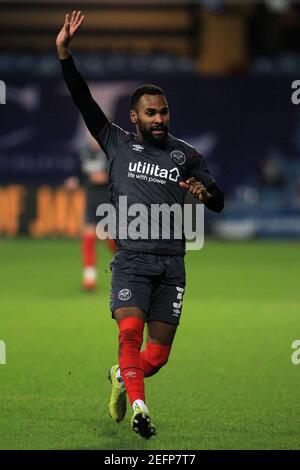 Londres, Royaume-Uni. 17 février 2021. Rico Henry de Brentford gestes. EFL Skybet Championship Match, Queens Park Rangers et Brentford au Kiyan Prince Foundation Stadium, Loftus Road à Londres, le mercredi 17 février 2021. Cette image ne peut être utilisée qu'à des fins éditoriales. Utilisation éditoriale uniquement, licence requise pour une utilisation commerciale. Aucune utilisation dans les Paris, les jeux ou les publications d'un seul club/ligue/joueur. photo par Steffan Bowen/Andrew Orchard sports photographie/Alay Live news crédit: Andrew Orchard sports photographie/Alay Live News Banque D'Images