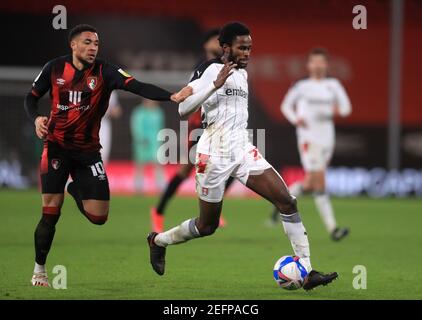 Arnaut Danjuma (à gauche) de l'AFC Bournemouth et Matthew Olosunde de Rotherham United lors du match du championnat Sky Bet au stade Vitality, à Bournemouth. Date de la photo: Mercredi 17 février 2021. Banque D'Images